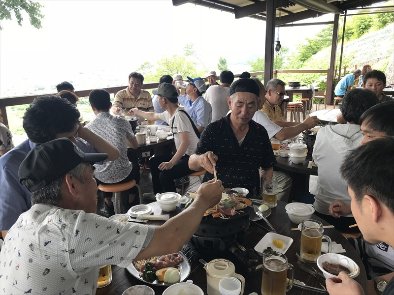 2018年7月に開催した社員旅行の昼食（バーベキュー）山梨県・石和温泉